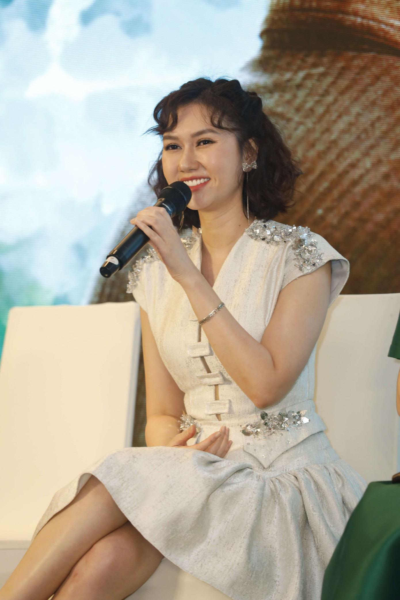 Hương Giang trong vai Quyên - vợ của Nghĩa.