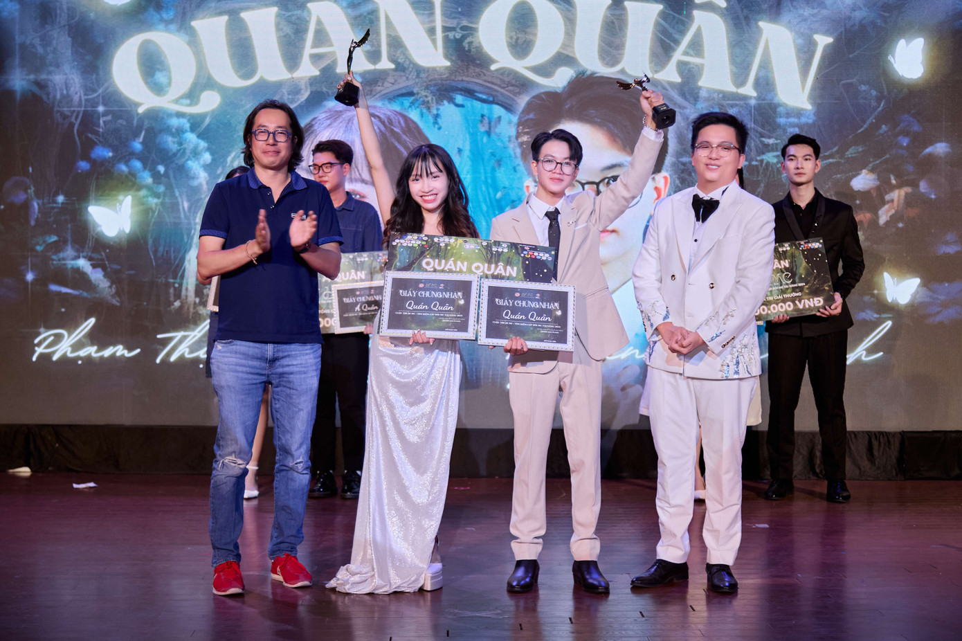 Ngọc Anh - Bích Ngọc đã xuất sắc giành được danh hiệu Quán quân HI MC 2024. Ngọc Anh - Bích Ngọc đã xuất sắc giành được danh hiệu Quán quân HI MC 2024.