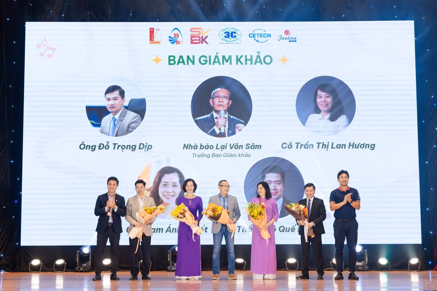 Từ trái sang phải: TS. Trương Công Tuấn (Trưởng ban tổ chức SVBK 2023), thầy Ngô Quế Lân, Cô Phạm Ánh Tuyết, Nhà báo Lại Văn Sâm, PGS. TS. Trần Thị Lan Hương, Ông Đỗ Trọng Dịp – Đại diện Nhà tài trợ Công ty Cổ phần Máy tính – Truyền thông – Điều khiển 3C, PGS. TS. Đinh Văn Hải – Trưởng phòng Công tác sinh viên.