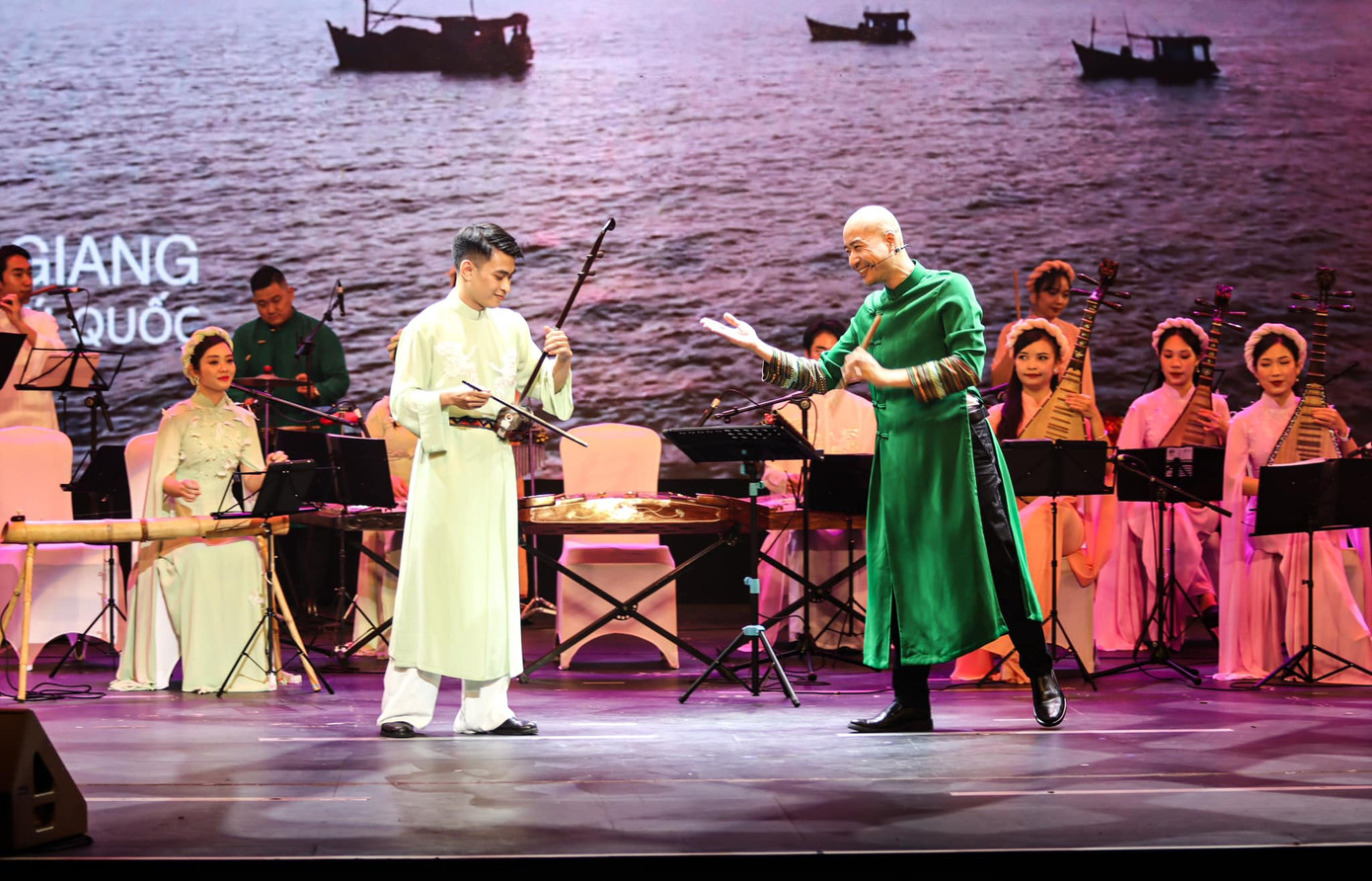 Tiết mục Solo giữa Hồng Phong và anh Đồng Quang Vinh nhạc trưởng của Dàn nhạc Dân tộc Sức Sống Mới tại nhà hát Hồ Gươm trong dịp giao lưu nghệ thuật quốc tế chào năm mới. Tiết mục Solo giữa Hồng Phong và anh Đồng Quang Vinh nhạc trưởng của Dàn nhạc Dân tộc Sức Sống Mới tại nhà hát Hồ Gươm trong dịp giao lưu nghệ thuật quốc tế chào năm mới.