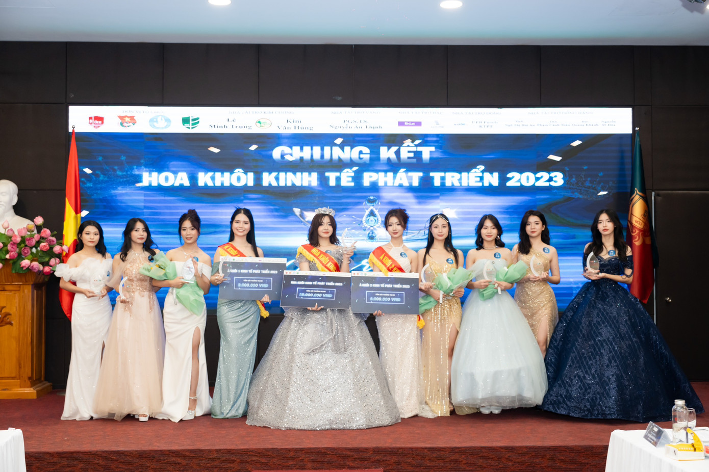 Top 10 thí sinh tham dự chung kết Hoa khôi Kinh tế phát triển 2023 (Ảnh: Tuấn Anh) Top 10 thí sinh tham dự chung kết Hoa khôi Kinh tế phát triển 2023 (Ảnh: Tuấn Anh)