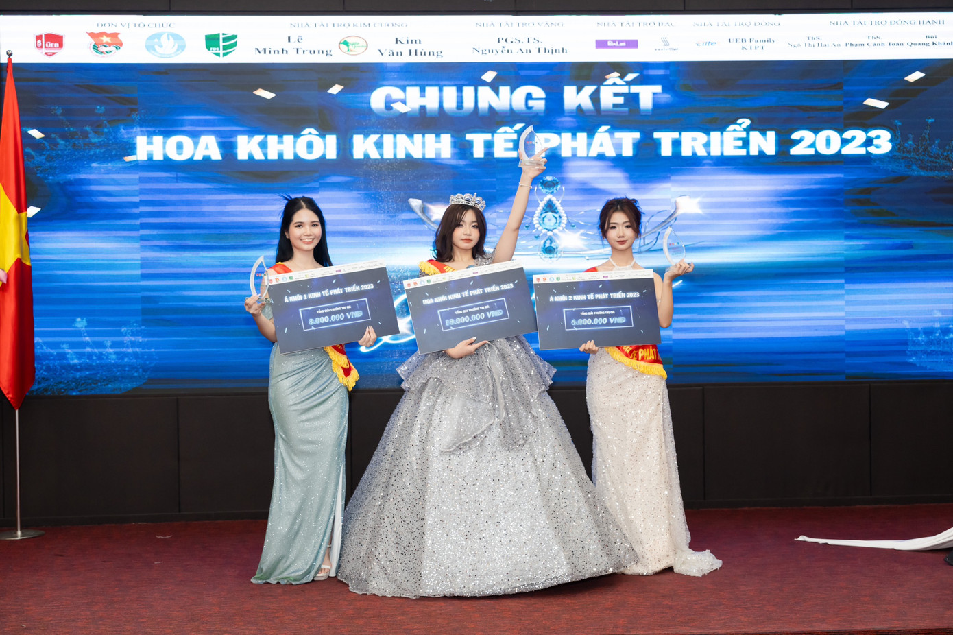 Hoa khôi Nguyễn Ngọc Lan Hương (giữa), Á khôi 1 Đặng Thùy Dung (trái) và Á khôi 2 Nguyễn Thị Quỳnh Trang (phải) Miss Aurora 2023 (Ảnh: Tuấn Anh) Hoa khôi Nguyễn Ngọc Lan Hương (giữa), Á khôi 1 Đặng Thùy Dung (trái) và Á khôi 2 Nguyễn Thị Quỳnh Trang (phải) Miss Aurora 2023 (Ảnh: Tuấn Anh)