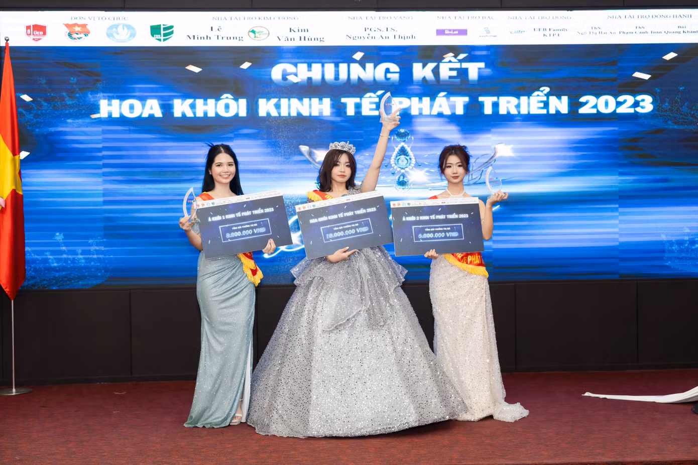 Hoa khôi Nguyễn Ngọc Lan Hương (giữa), Á khôi 1 Đặng Thùy Dung (trái) và Á khôi 2 Nguyễn Thị Quỳnh Trang (phải) Miss Aurora 2023 (Ảnh: Tuấn Anh) Hoa khôi Nguyễn Ngọc Lan Hương (giữa), Á khôi 1 Đặng Thùy Dung (trái) và Á khôi 2 Nguyễn Thị Quỳnh Trang (phải) Miss Aurora 2023 (Ảnh: Tuấn Anh)