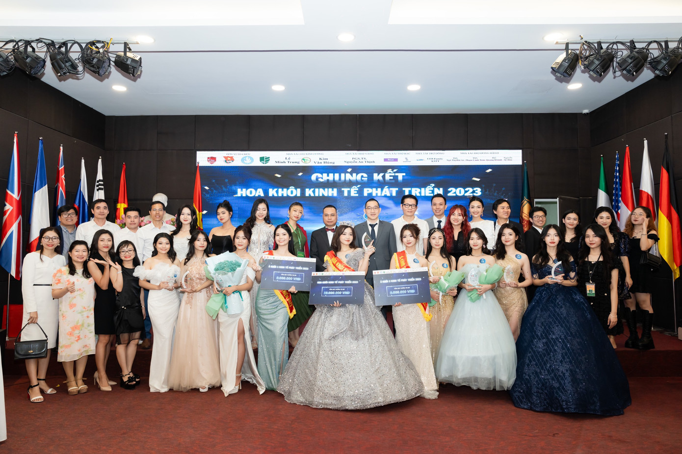 Thí sinh và ban tổ chức cuộc thi Hoa khôi Kinh tế phát triển 2023 (Ảnh: Tuấn Anh). Thí sinh và ban tổ chức cuộc thi Hoa khôi Kinh tế phát triển 2023 (Ảnh: Tuấn Anh).