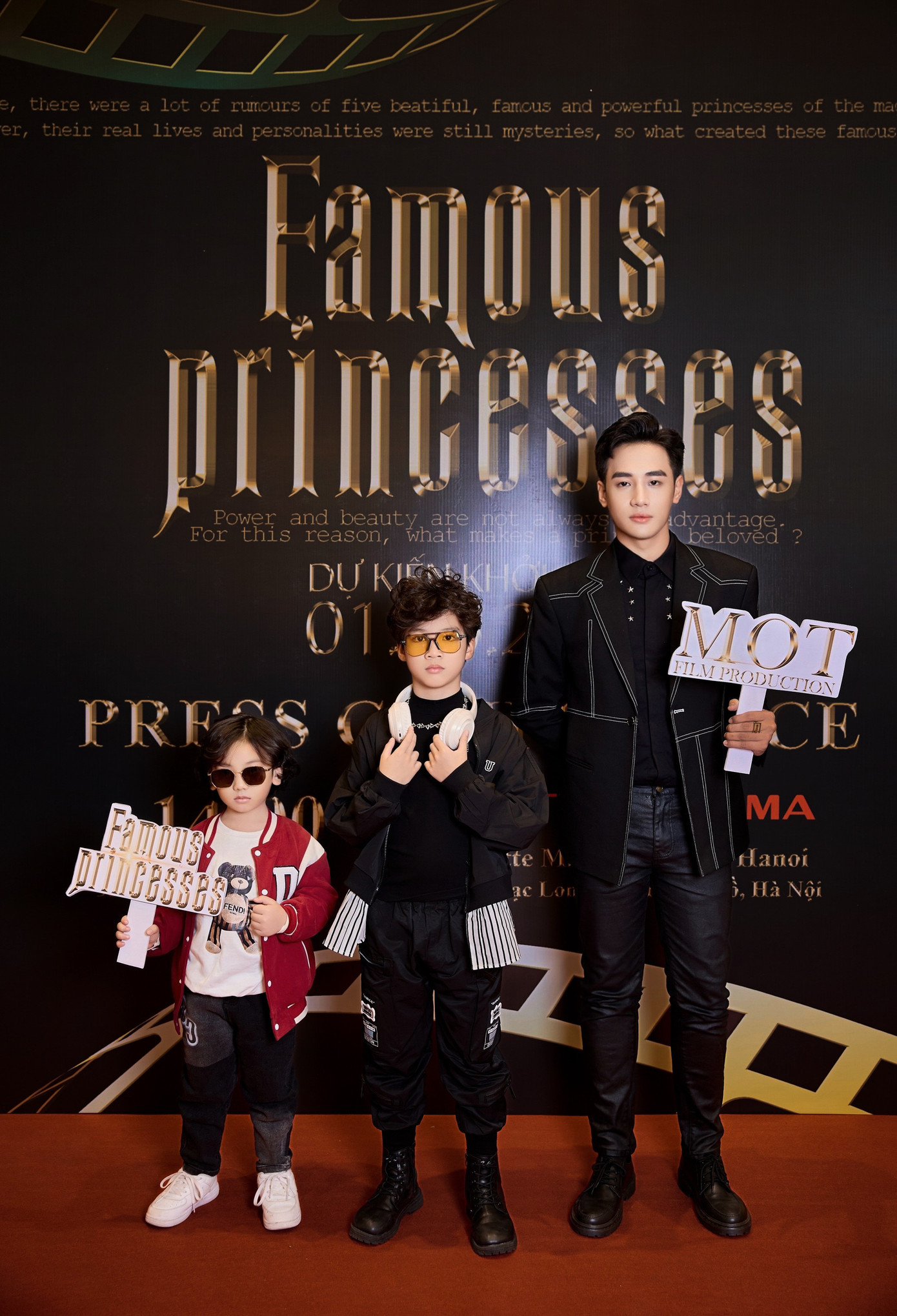 Thành Long quản lí talent nhí cho 1 công ty giải trí tại Hà Nội.