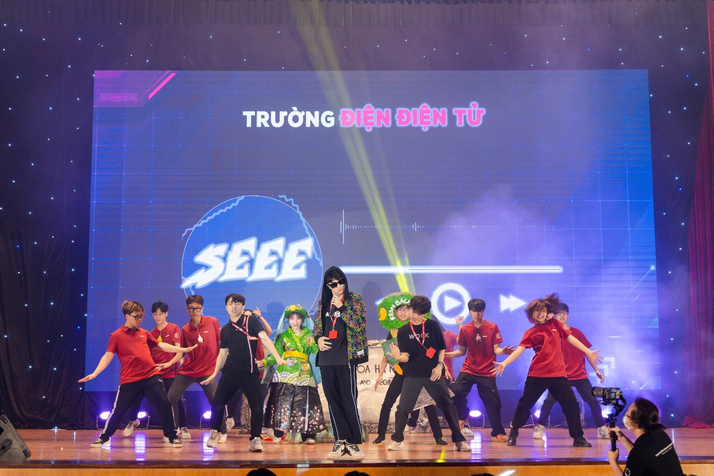 Trường Điện – Điện tử (Đại học Bách khoa Hà Nội).