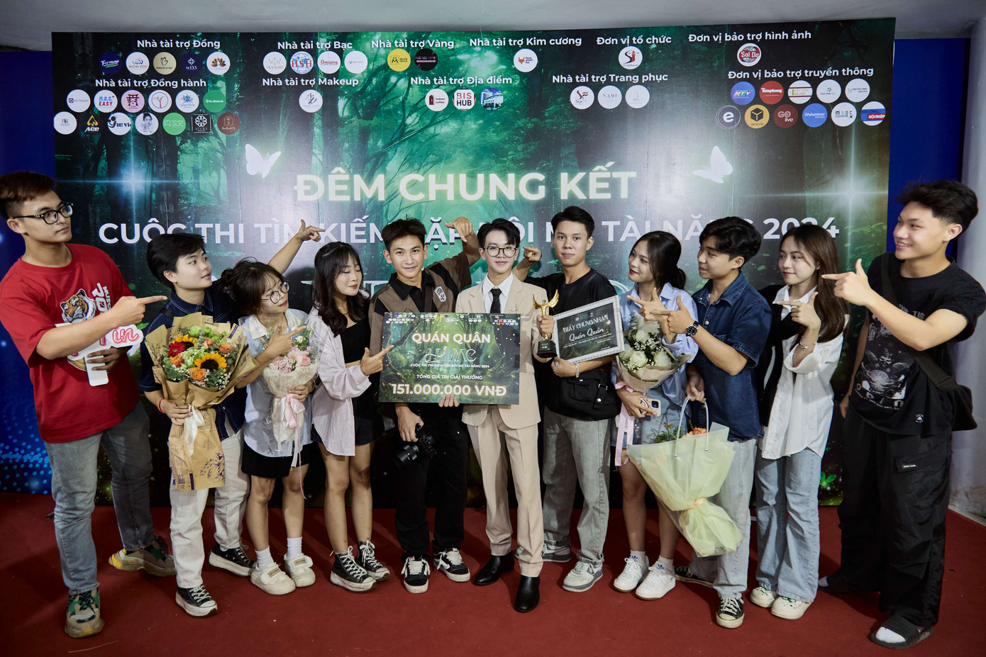 Ngọc Anh và các bạn cùng Đội sinh viên tình nguyện đồng hương Phú Thọ tại Trường Đại học Kinh tế Quốc dân. Ngọc Anh và các bạn cùng Đội sinh viên tình nguyện đồng hương Phú Thọ tại Trường Đại học Kinh tế Quốc dân.