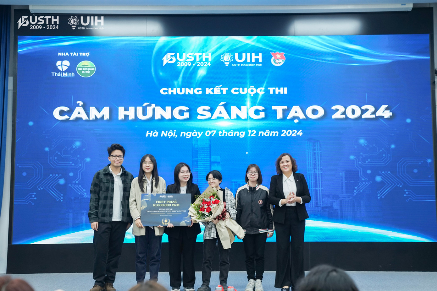 GS.TS Đinh Thị Mai Thanh trao giải nhất cuộc thi.