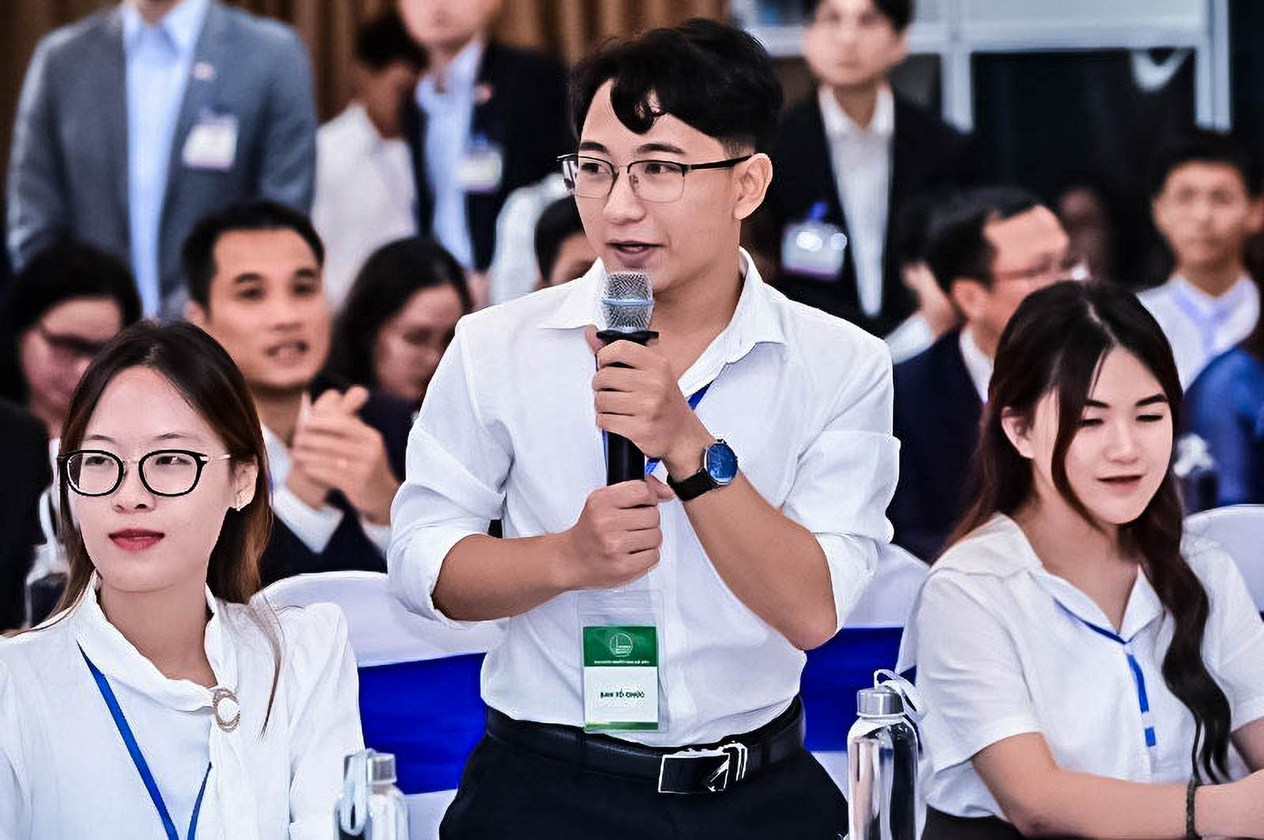 Việt Hưng trong buổi giao lưu cùng 2 Thủ tướng. Việt Hưng trong buổi giao lưu cùng 2 Thủ tướng.