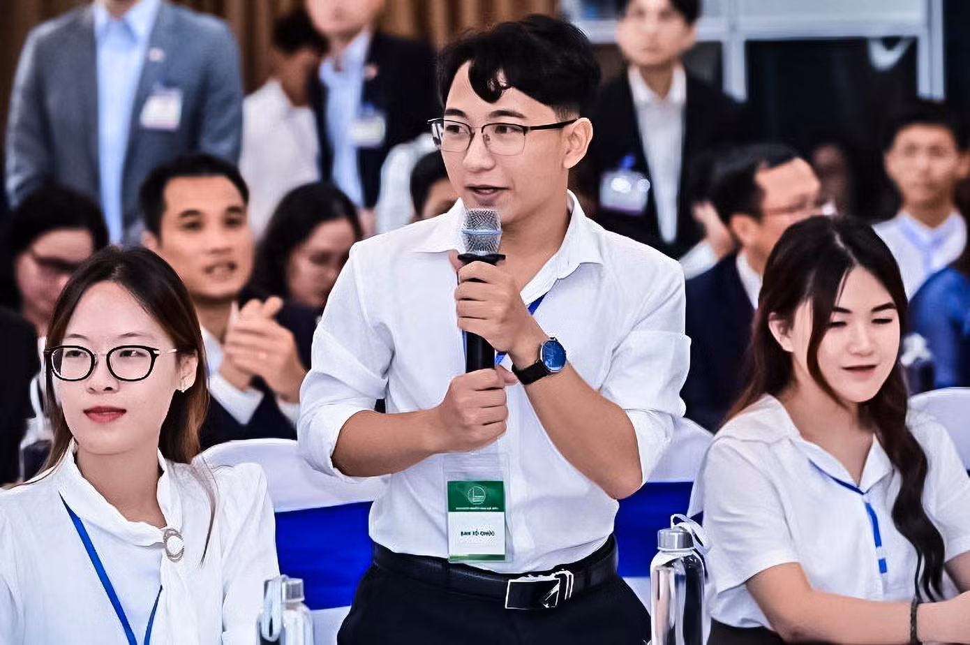 Việt Hưng trong buổi giao lưu cùng 2 Thủ tướng. Việt Hưng trong buổi giao lưu cùng 2 Thủ tướng.