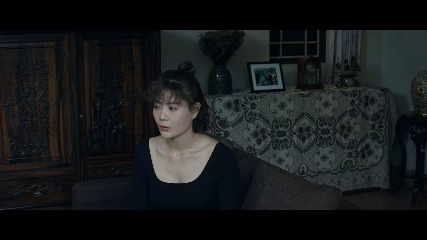 Diễn viên Thanh Hương trong vai Khanh – vợ của Tuệ. Khanh là người vợ nhanh nhẹn, tốt bụng biết vun vén cho gia đình nhưng vì cuộc sống mưu sinh vất vả nên Khanh có phần trở nên ích kỉ, hẹp hòi, thiếu sự khôn khéo.