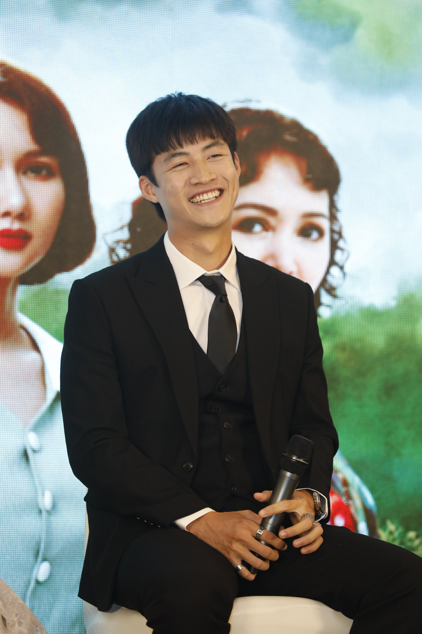 Duy Khánh trong vai Hiếu, con trai út của ông Nhân.