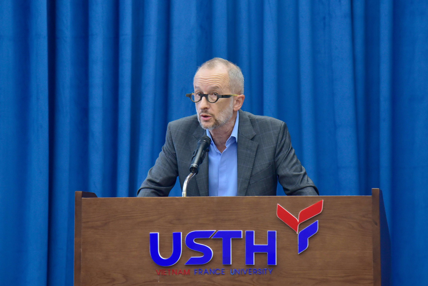 Phát biểu khai mạc diễn đàn, GS. Jean-Marc Lavest – Hiệu trưởng chính USTH. Phát biểu khai mạc diễn đàn, GS. Jean-Marc Lavest – Hiệu trưởng chính USTH.