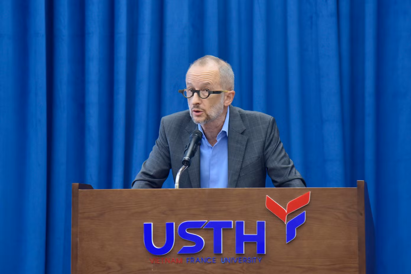 Phát biểu khai mạc diễn đàn, GS. Jean-Marc Lavest – Hiệu trưởng chính USTH. Phát biểu khai mạc diễn đàn, GS. Jean-Marc Lavest – Hiệu trưởng chính USTH.
