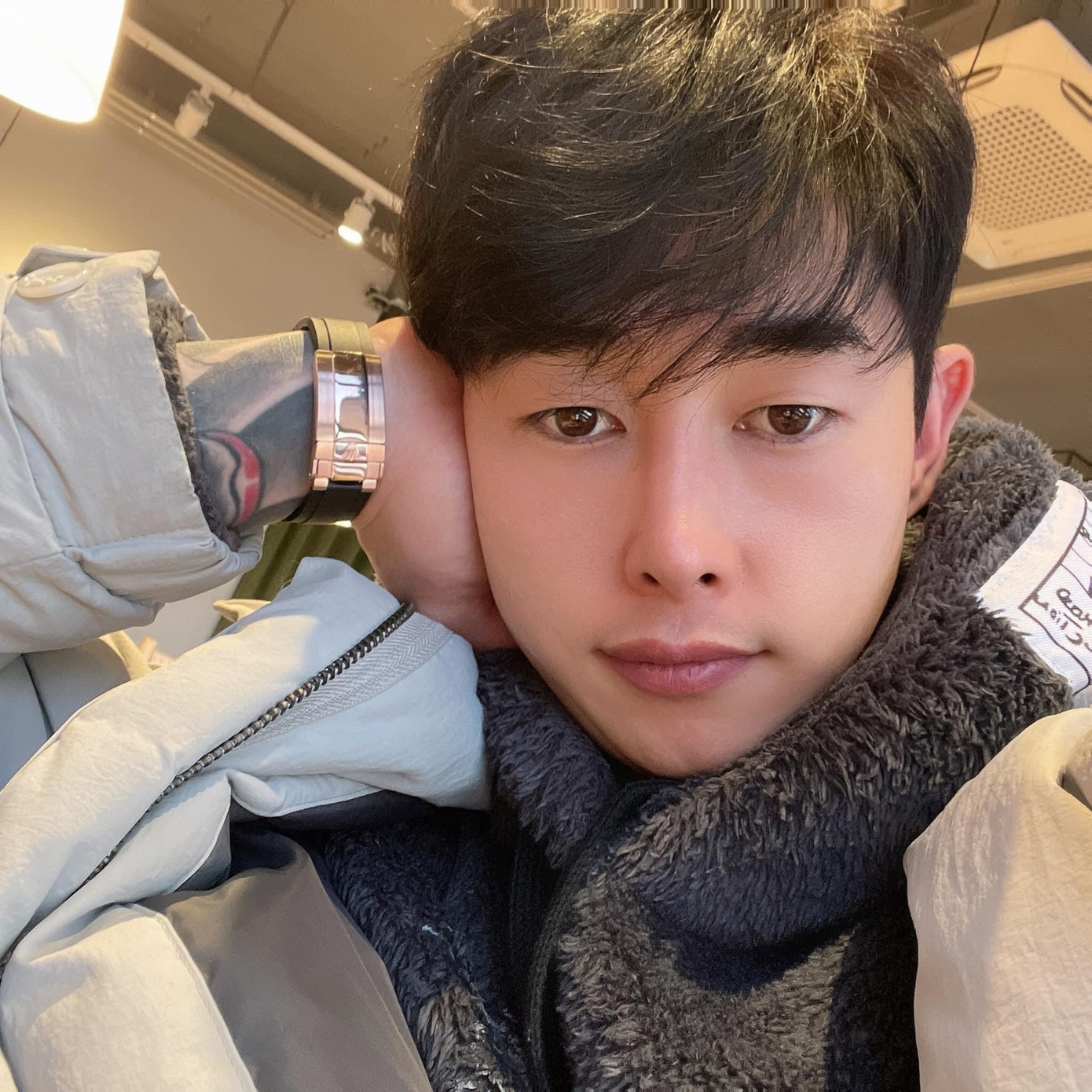 Heo Pil tốt nghiệp trường Đại học Nghệ thuật Daegu.