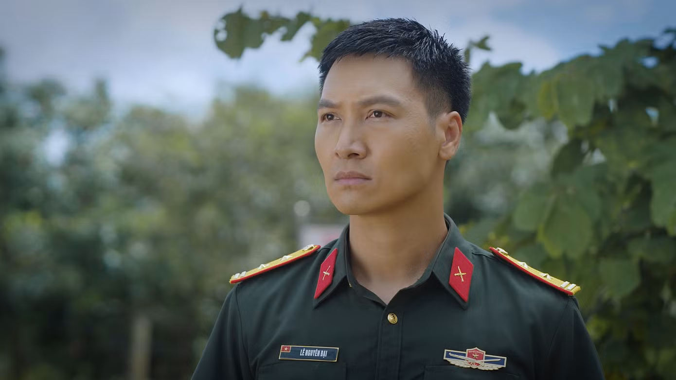 Diễn viên Mạnh Trường với vẻ ngoại cương trực, thiện cảm và khả năng diễn xuất tốt được giao vai nam chính Trung tá Lê Nguyên Đại.