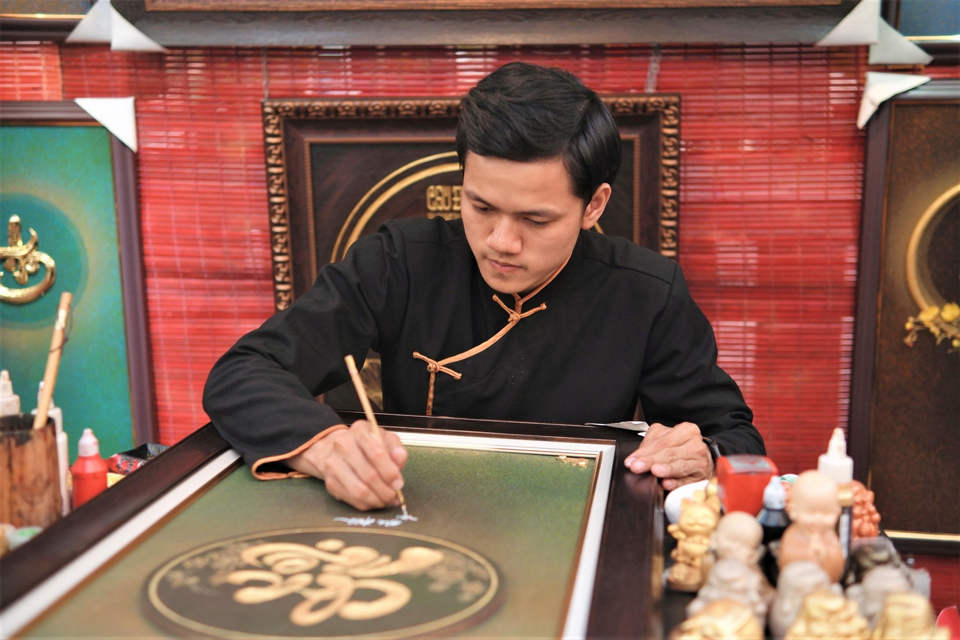 Đỗ Nhật Thịnh gắn bó với thư pháp từ năm 11 tuổi. Ảnh: NVCC