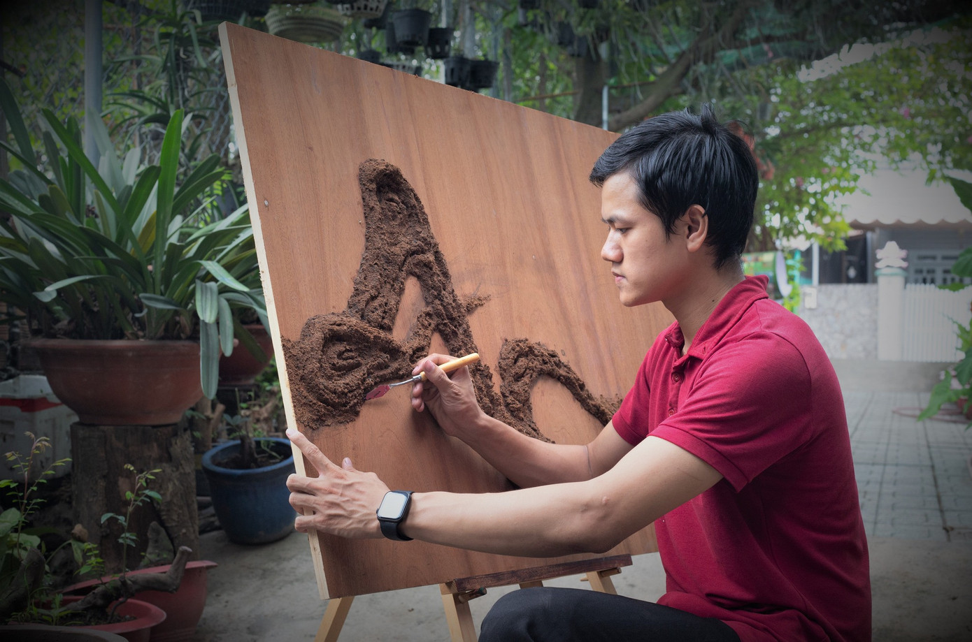 " Ngày xưa, khi học bài thơ Ông Đồ, mình cảm nhận được sự ngậm ngùi, tiếc nuối về thực trạng tình yêu với con chữ lúc bấy giờ. Qua đó, mình ấp ủ thêm động lực để tìm tòi, học hỏi và làm mới con chữ, với hy vọng dần dần truyền thống yêu chữ, yêu cái đẹp sẽ trở lại mạnh mẽ hơn" - Thịnh chia sẻ. Ảnh: NVCC