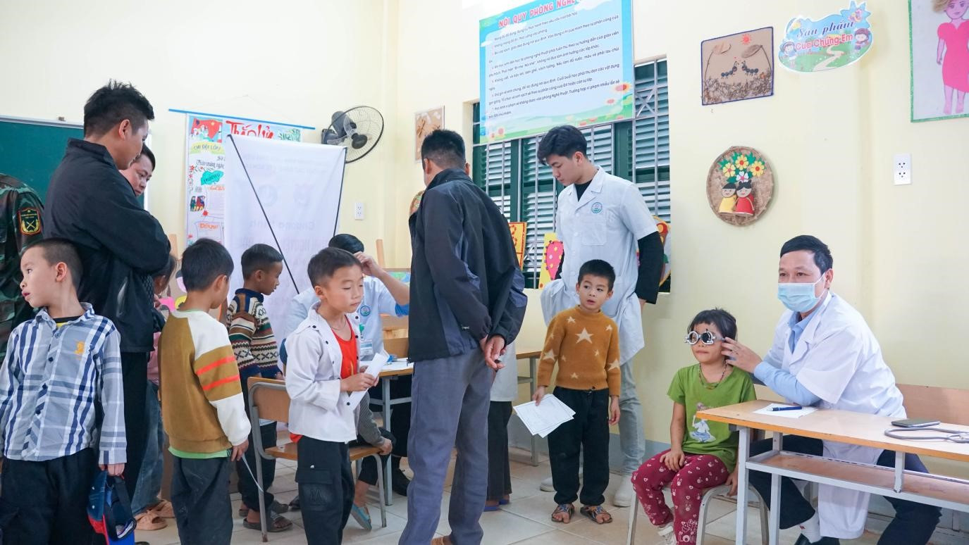 Các em học sinh được khám sàng lọc. Các em học sinh được khám sàng lọc.