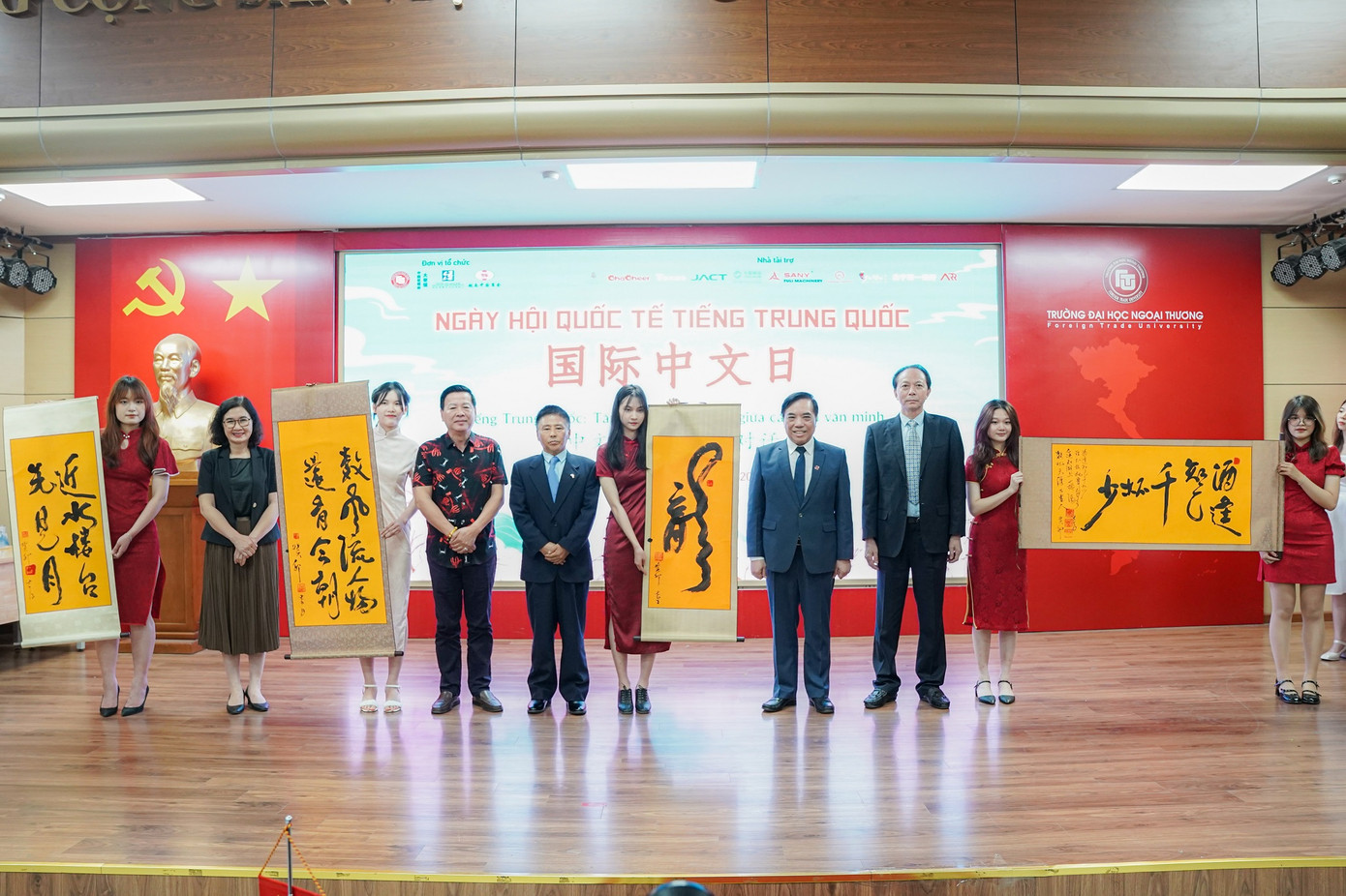 Nhà thư pháp Phó Đức An biểu diễn thư pháp và viết tặng đại diện ban tổ chức các bức thư pháp ý nghĩa. Nhà thư pháp Phó Đức An biểu diễn thư pháp và viết tặng đại diện ban tổ chức các bức thư pháp ý nghĩa.