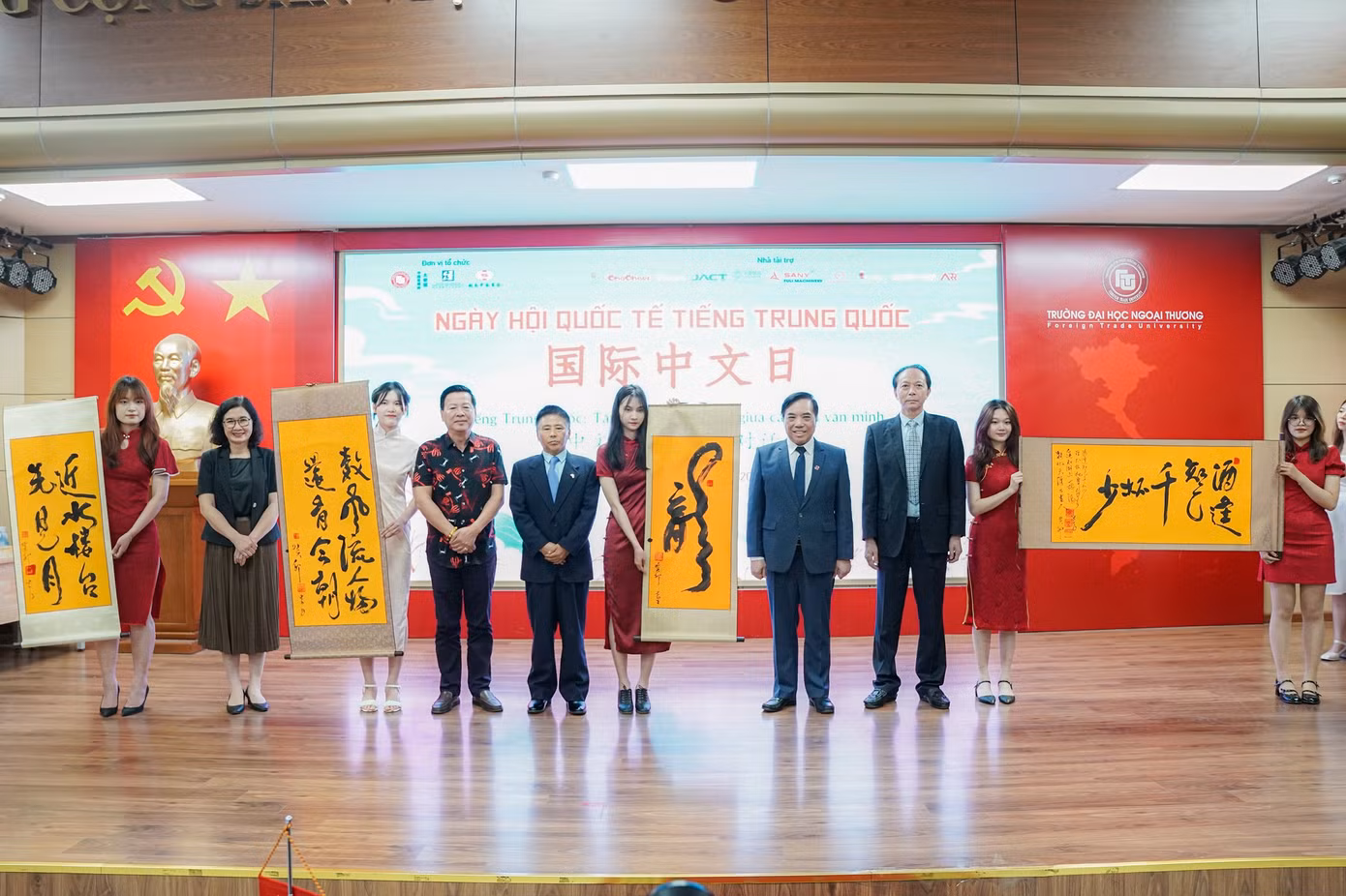 Nhà thư pháp Phó Đức An biểu diễn thư pháp và viết tặng đại diện ban tổ chức các bức thư pháp ý nghĩa.