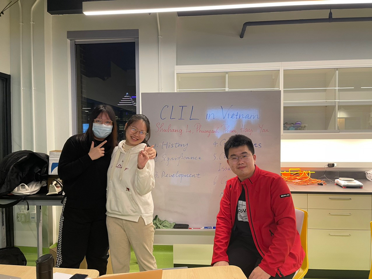 Thuyết trình về phương pháp giảng dạy tích hợp nội dung và ngôn ngữ tại Việt Nam cùng các bạn quốc tế.