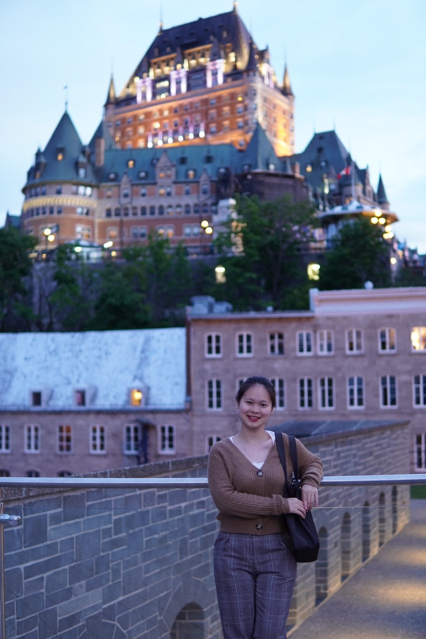Phương Anh Ghé thăm Quebec City và lâu đài Château Frontenac trong sinh nhật tuổi 22 tại Canada.