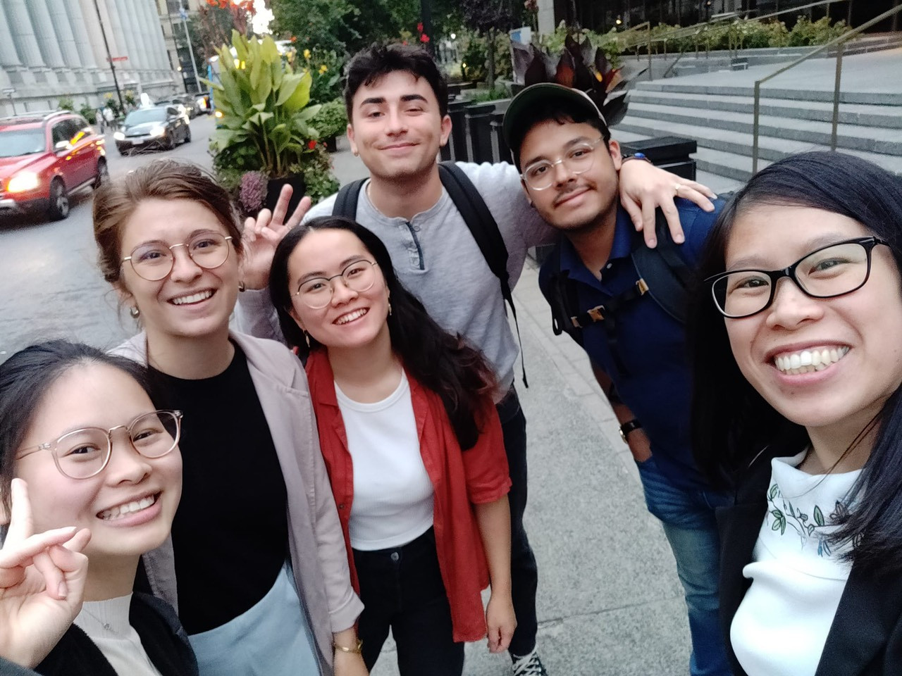 Cùng các bạn đồng nghiệp đi trải nghiệm ẩm thực Việt Nam.