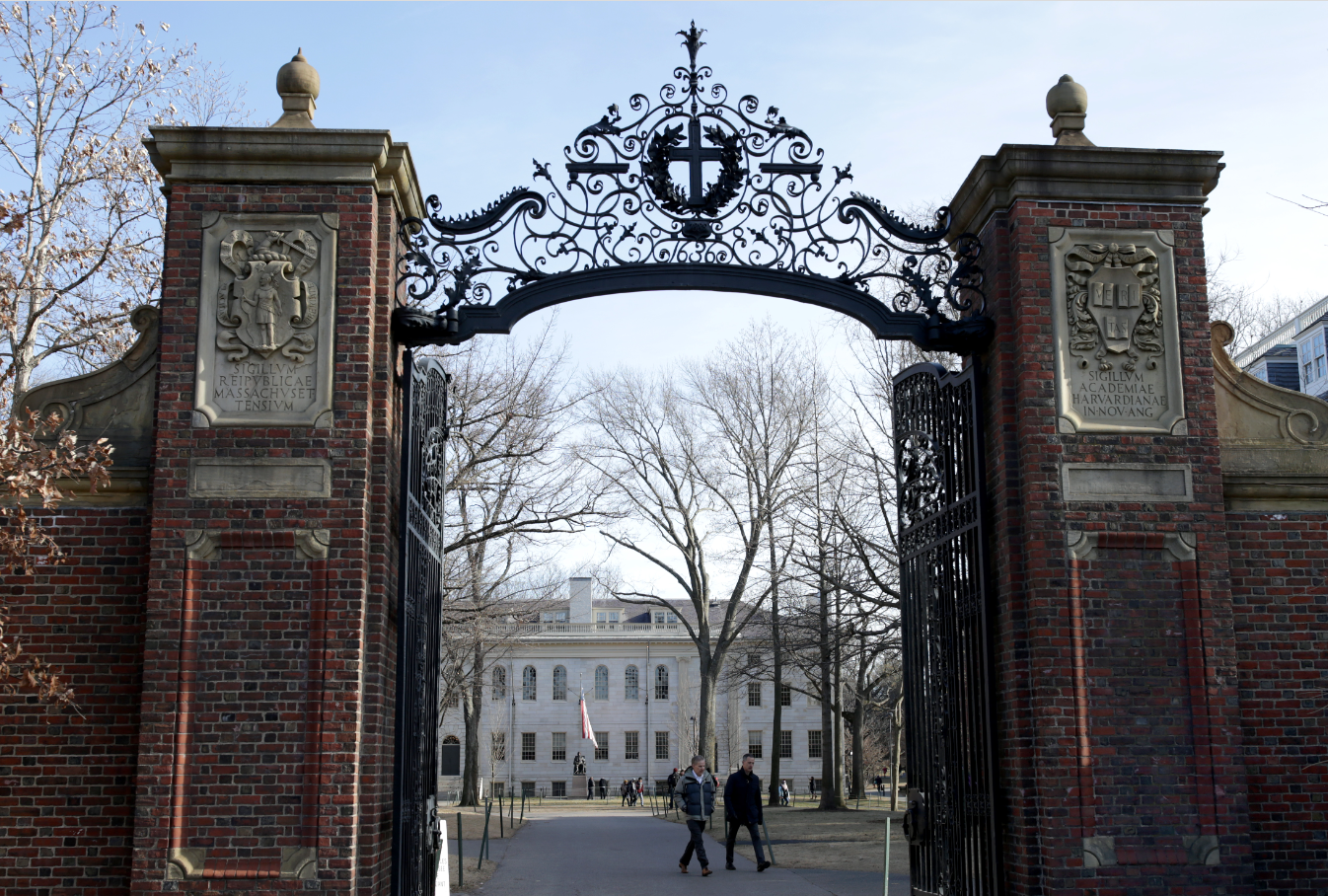 Bước qua cánh cổng này là cả một "bầu trời áp lực" mà chỉ người trong cuộc mới thấu. Bước qua cánh cổng này là cả một "bầu trời áp lực" mà chỉ người trong cuộc mới thấu.