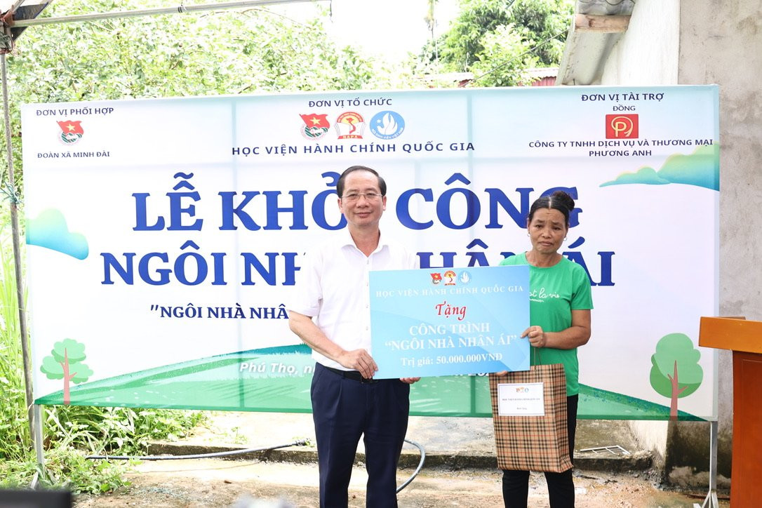 PGS.TS Nguyễn Bá Chiến – Bí thư Đảng ủy, Giám đốc Học viện Hành chính Quốc gia trao tặng “Ngôi nhà nhân ái” cho gia đình bà Hà Thị Xuân – thân nhân liệt sĩ nhân dịp kỷ niệm 77 năm Ngày Thương binh liệt sĩ 27/7.