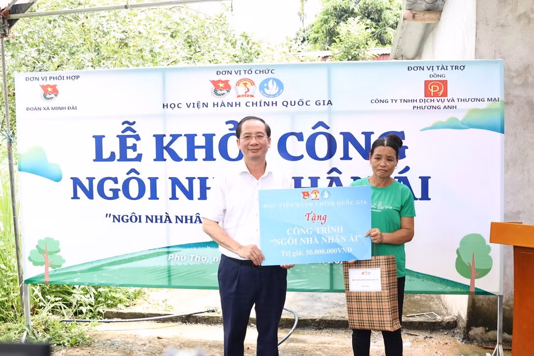 PGS.TS Nguyễn Bá Chiến – Bí thư Đảng ủy, Giám đốc Học viện Hành chính Quốc gia trao tặng “Ngôi nhà nhân ái” cho gia đình bà Hà Thị Xuân – thân nhân liệt sĩ nhân dịp kỷ niệm 77 năm Ngày Thương binh liệt sĩ 27/7.