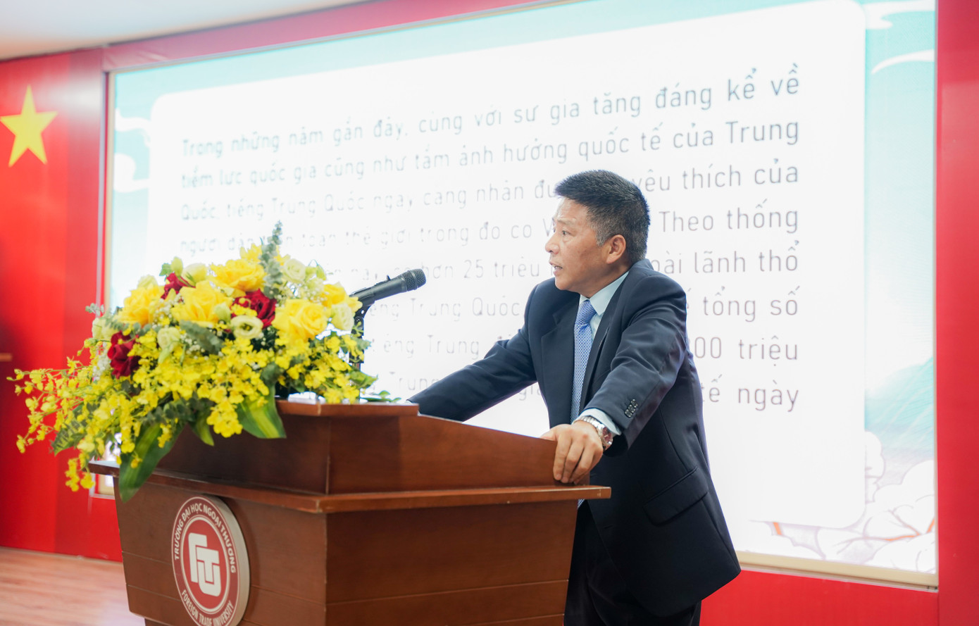 Ông Từ Hồng - Bí Thư Thứ Nhất Đại sứ quán nước CHND Trung Hoa tại Việt Nam phát biểu tại chương trình. Ông Từ Hồng - Bí Thư Thứ Nhất Đại sứ quán nước CHND Trung Hoa tại Việt Nam phát biểu tại chương trình.