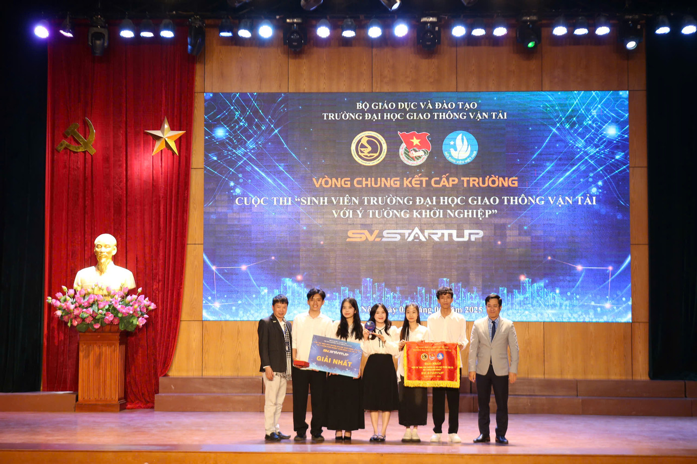 Giải Nhất thuộc về đội SKYUP. Giải Nhất thuộc về đội SKYUP.