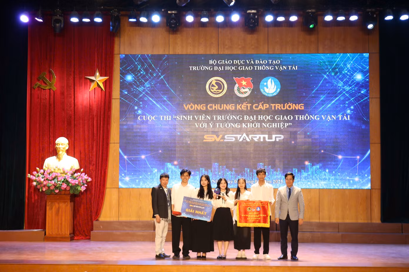 Giải Nhất thuộc về đội SKYUP.