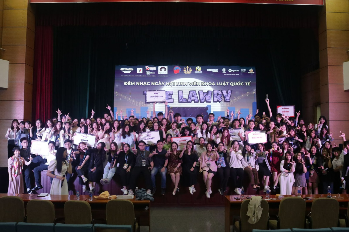 Giảng viên Khoa Luật Quốc tế - Học viện Ngoại giao cùng 11 đội chơi và Đội ngũ Ban Tổ chức Hoạt động Sinh viên Khoa Luật Quốc tế.