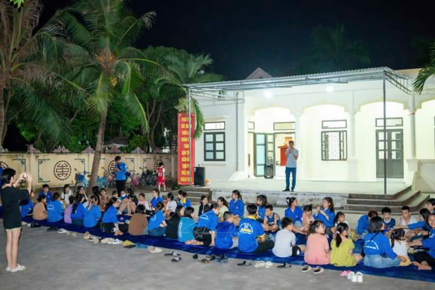 CLB Thanh niên tình nguyện đến với các em nhỏ trong dịp 1/6.