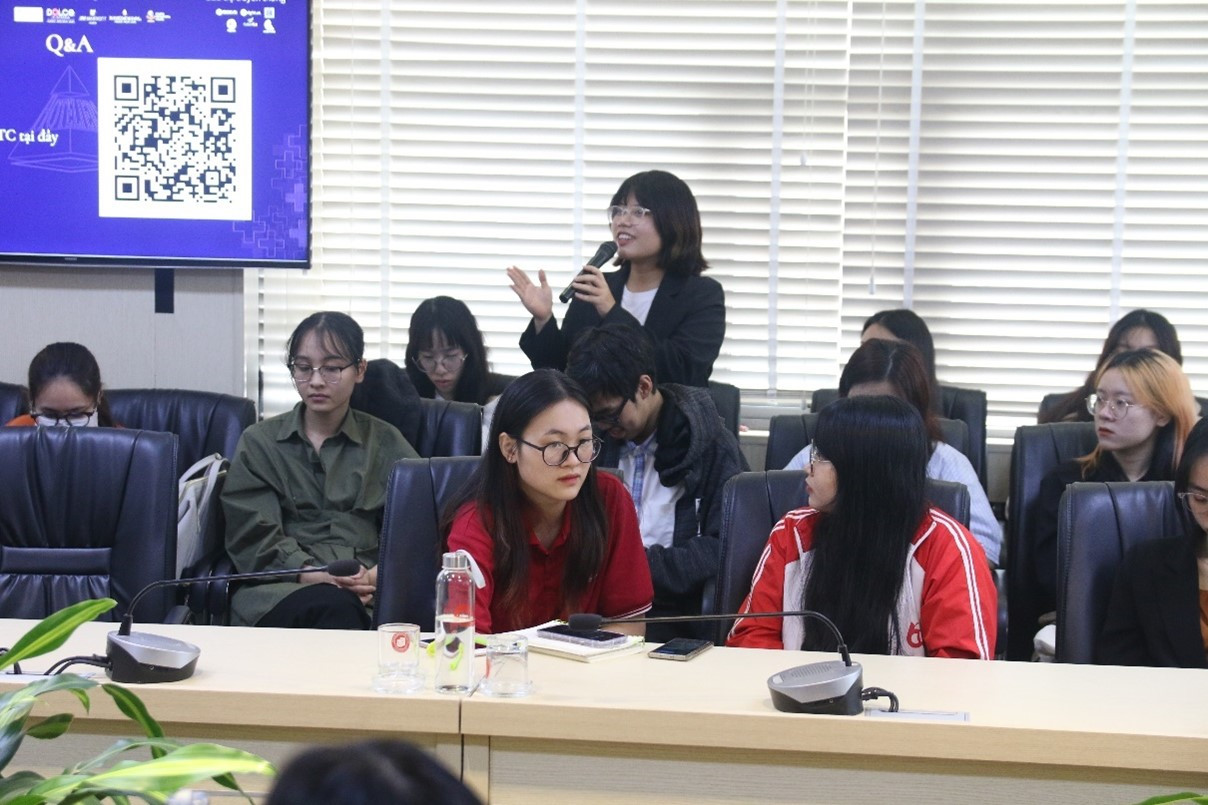 Thí sinh tham gia cuộc thi trong phần Q&A của chương trình.