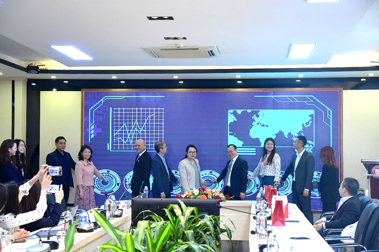 Đại diện Ban giám hiệu Trường Đại học Ngoại Thương, đại diện nhà bảo trợ chuyên môn, nhà tài trợ, nhà bảo trợ truyền thông và Ban tổ chức cùng nhấn nút khởi động cuộc thi.