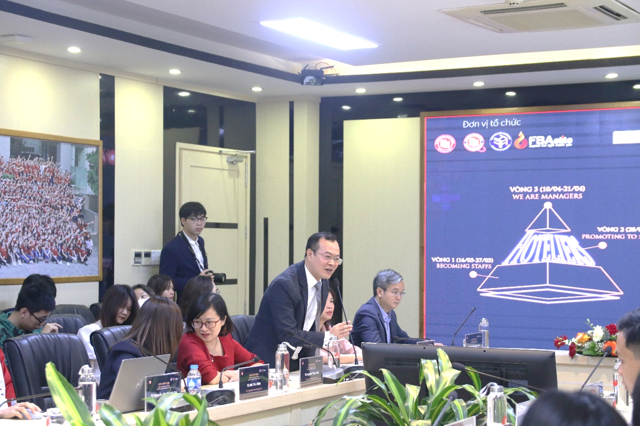 PGS.TS. Lê Thái Phong - Trưởng Khoa Quản trị kinh doanh thay mặt BTC cuộc thi phát biểu.