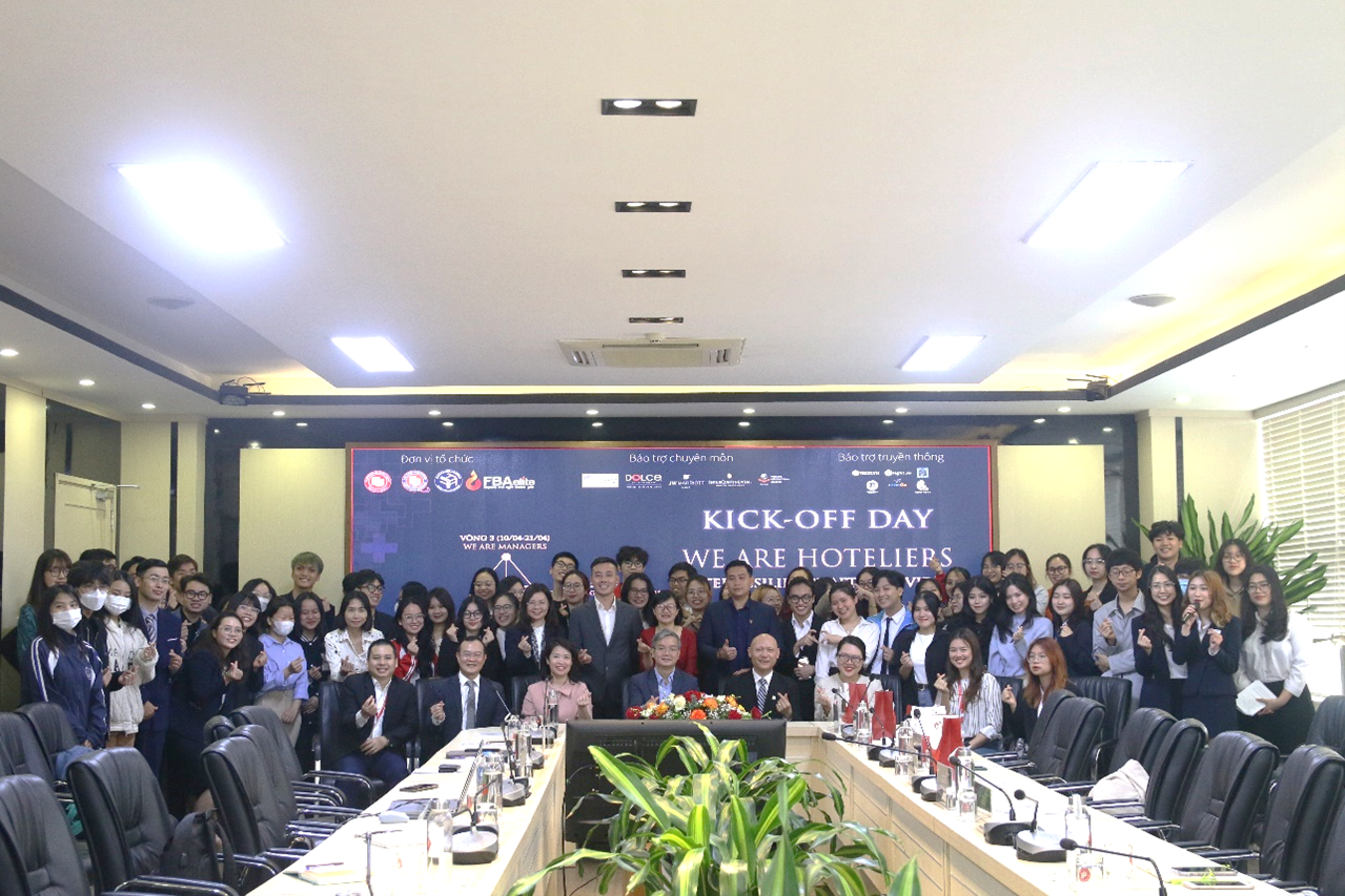 Đại diện đơn vị tổ chức cuộc thi, nhà bảo trợ chuyên môn, nhà tài trợ, nhà bảo trợ truyền thông và các đội thi trong chương trình “Kick-off Day”.