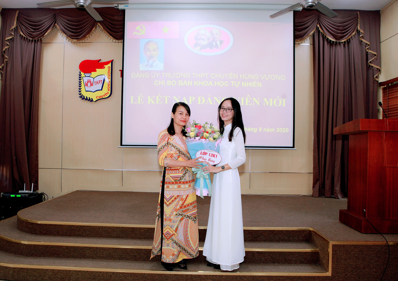 Thảo Linh khi được kết nạp Đảng tại trường THPT Chuyên Hùng Vương.