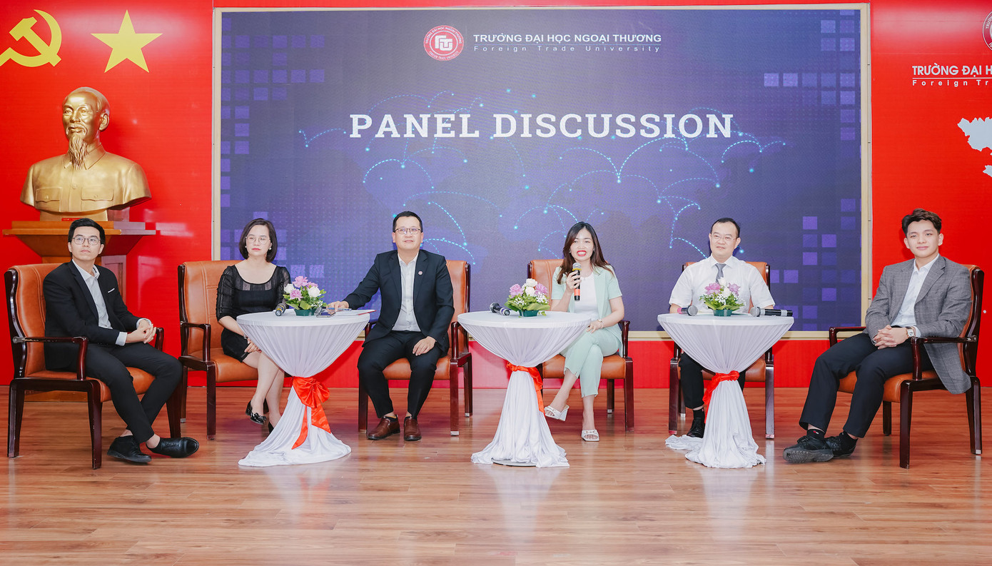 Phần thảo luận bàn tròn đã diễn ra đầy sôi nổi giữa các diễn giả là các giảng viên, sinh viên, cựu sinh viên, đối tác doanh nghiệp của Trường Đại học Ngoại thương cùng các Thủ lĩnh trẻ Đông Nam Á (YSEALI).