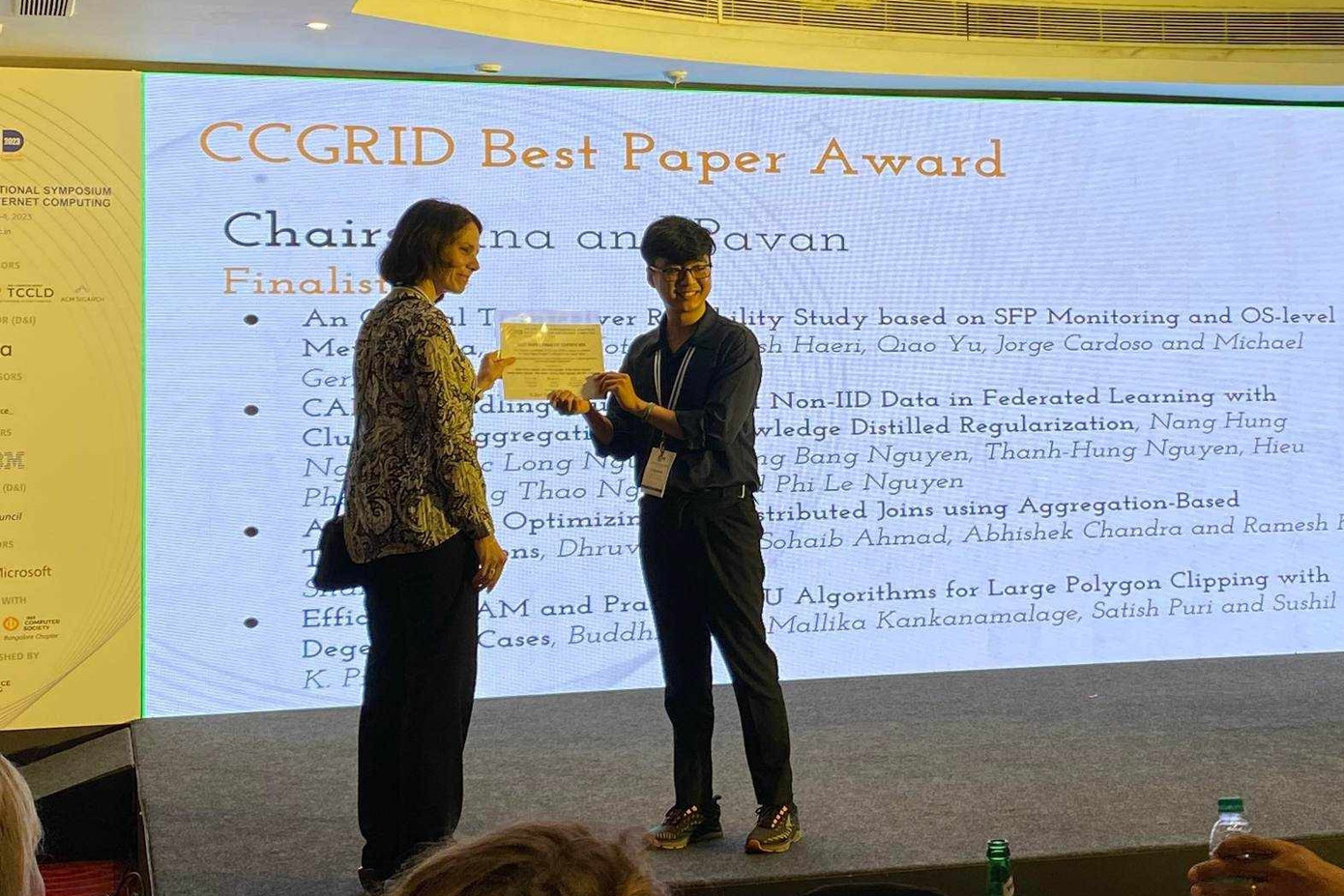 Hưng nhận giải bài báo xuất sắc tại Ấn Độ.