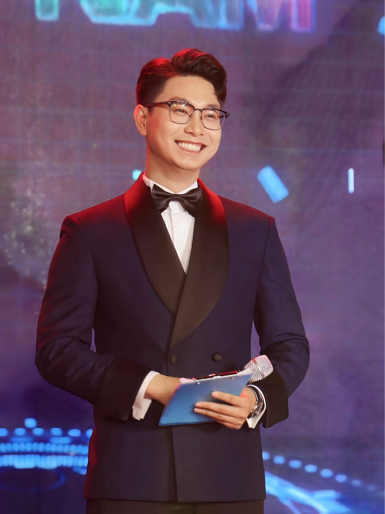 Nụ cười sáng cùng phong cách dẫn chỉn chu chính là điểm sáng của nam MC trẻ.