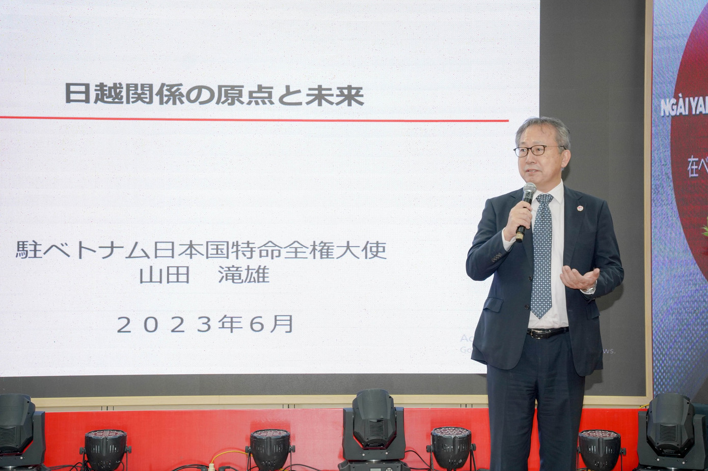 Ngài Yamada Takio - Đại sứ đặc mệnh toàn quyền Nhật Bản tại Việt Nam đã đến thăm và có bài chia sẻ về “Quan hệ Việt Nam - Nhật Bản: Khởi nguồn và tương lai” cho hơn 300 giảng viên, sinh viên Trường Đại học Ngoại thương.