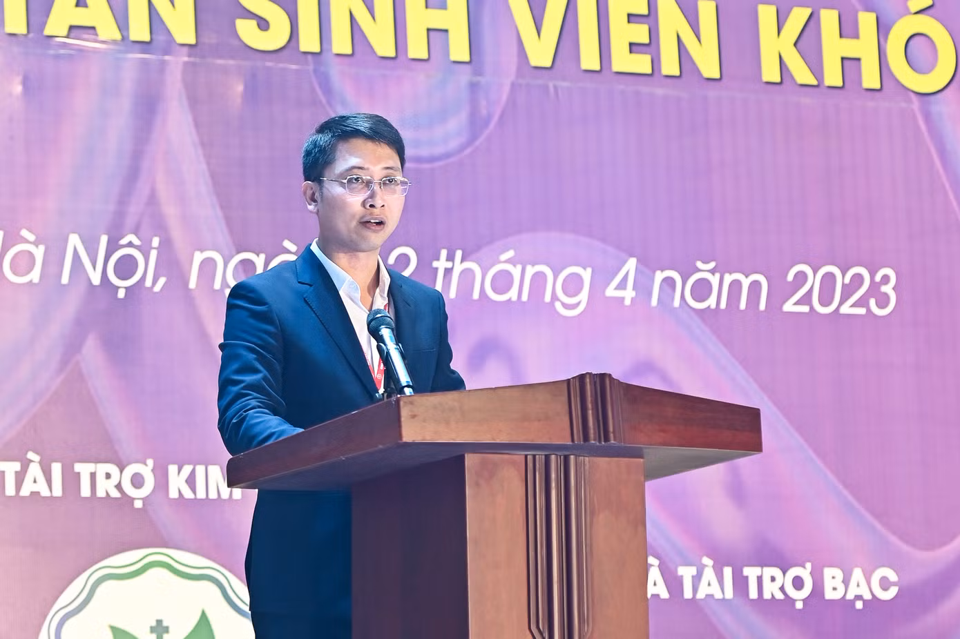 TS. Nguyễn Anh Đức – Bí thư Liên Chi đoàn Khoa, Trưởng ban Tổ chức phát biểu khai mạc chương trình. TS. Nguyễn Anh Đức – Bí thư Liên Chi đoàn Khoa, Trưởng ban Tổ chức phát biểu khai mạc chương trình.