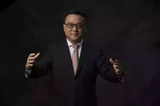 Trương Á Cần nhận bằng tiến sĩ năm 23 tuổi.