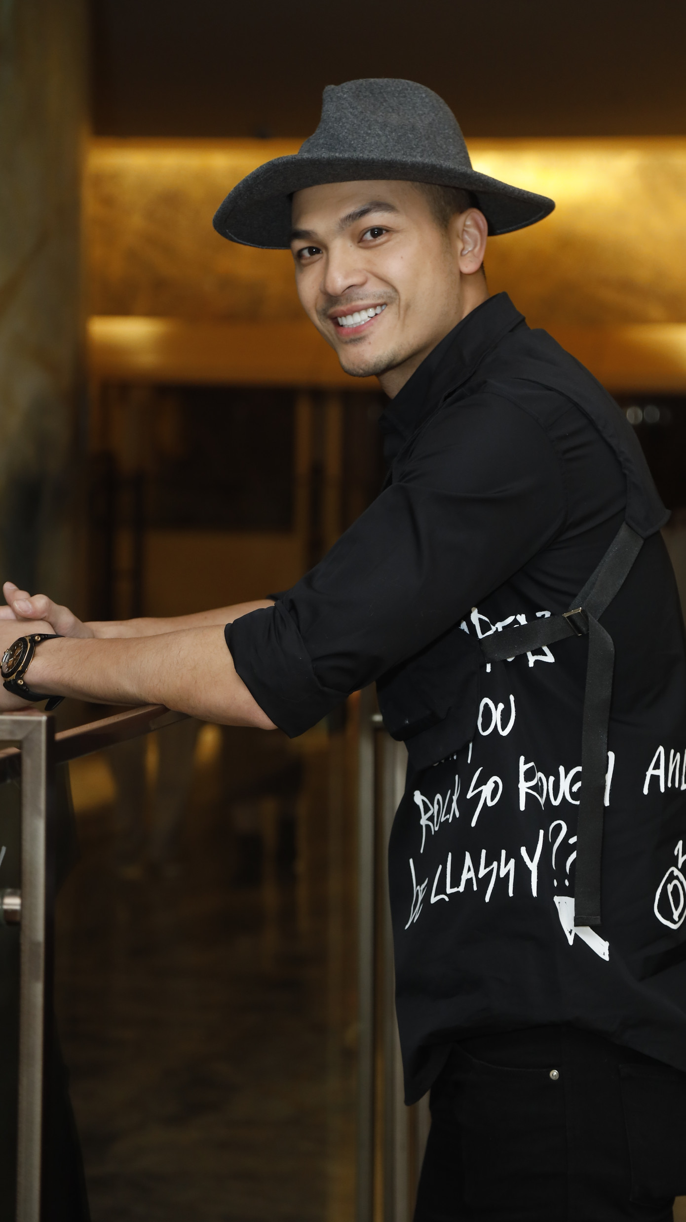 Diễn viên Tuấn Việt trong vai Hoàng Nam - Em họ của Ngân Hà có mối liên hệ thân thiết với Mỹ Đình.