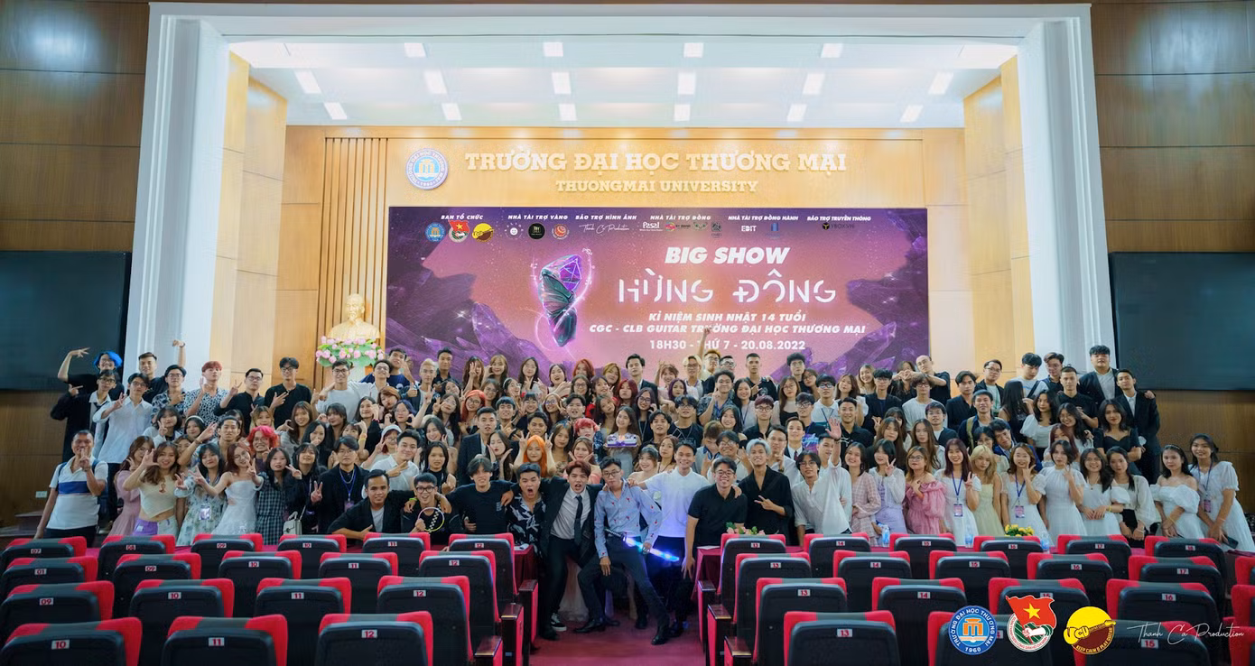 “Hừng Đông” - Live show kỷ niệm 14 năm thành lập CLB Guitar Trường Đại học Thương mại. “Hừng Đông” - Live show kỷ niệm 14 năm thành lập CLB Guitar Trường Đại học Thương mại.