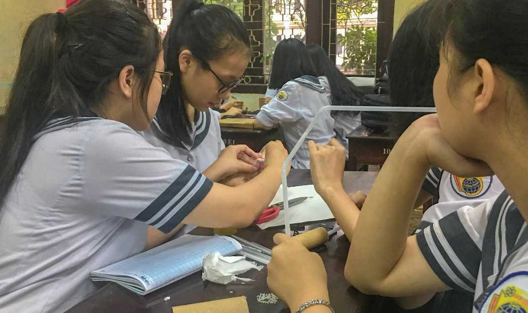 Học sinh tham gia dự án Phát triển giáo dục STEM của cô Hồng Quyên tại Nam Định. Học sinh tham gia dự án Phát triển giáo dục STEM của cô Hồng Quyên tại Nam Định.